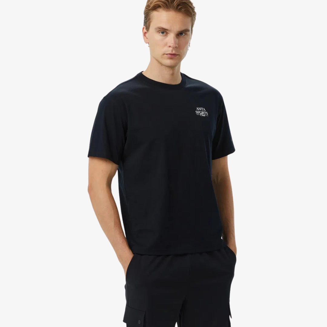 T-shirt noir pour homme ANTA Sports avec logo imprimé sur la poitrine.