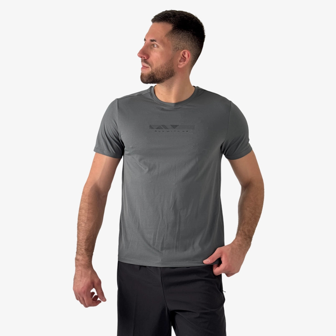 T-shirt de sport gris pour homme ANTA, respirant et confortable, parfait pour le running et l’entraînement quotidien.