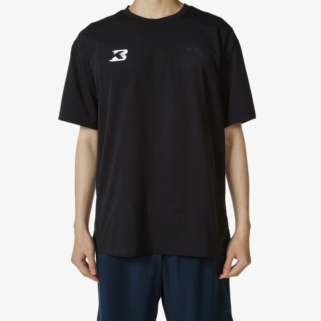T-shirt de sport noir pour homme ANTA avec logo blanc sur la poitrine, coupe ample et confortable, idéal pour l’entraînement ou le basket.