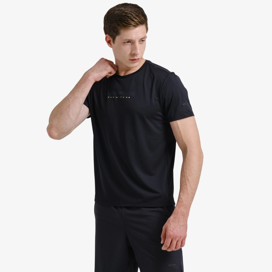 T-shirt de sport noir pour homme ANTA, coupe ajustée, respirant et technique, idéal pour la course à pied ou l’entraînement.
