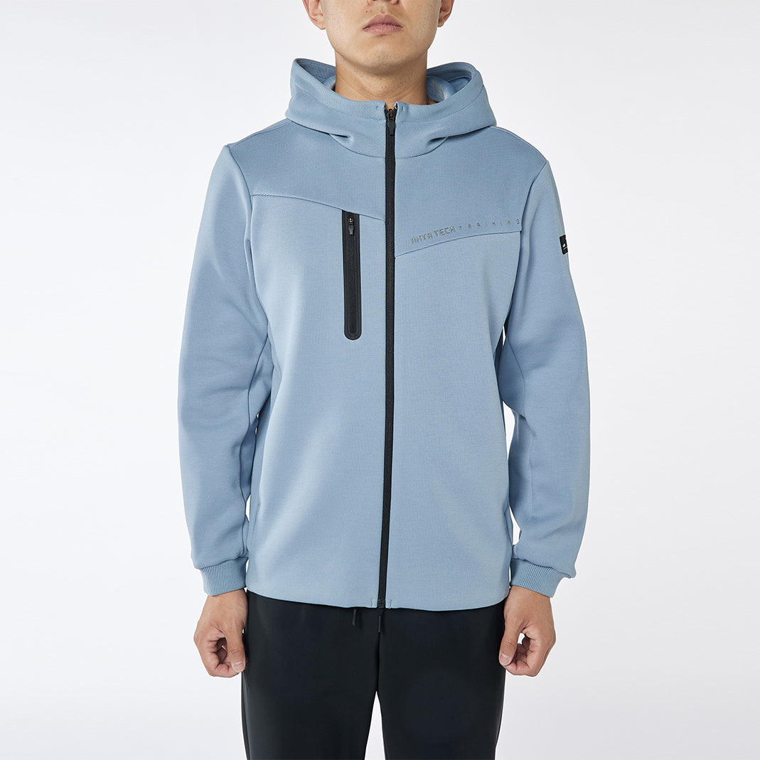 Veste technique Anta pour homme, coloris bleu clair avec capuche et fermeture zippée intégrale – Anta men’s technical jacket light blue with hood and full zip.

